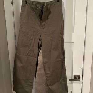 Women’s Army Green Trouser Pants. Barely Worn.